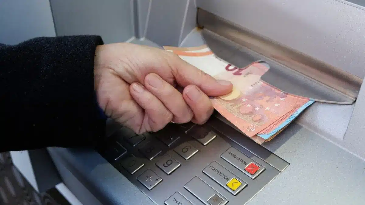 cette banque française renommée ferme définitivement, des milliers de clients concernés