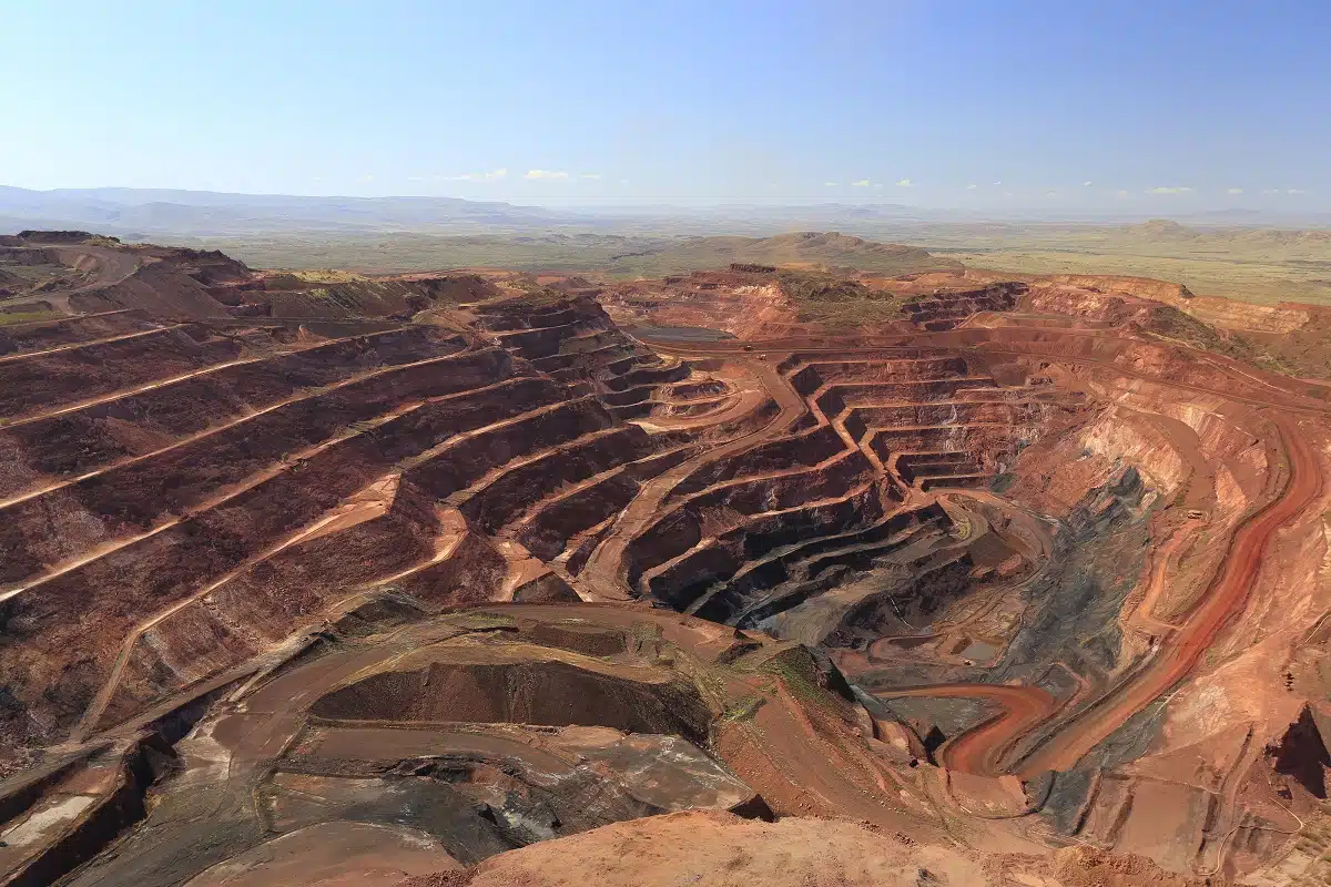 « le plus grand gisement du monde », la découverte de 55 milliards de tonnes de fer dans un endroit improbable