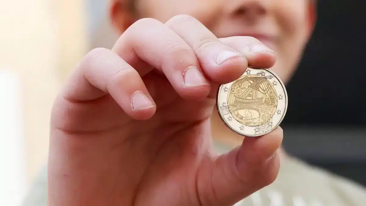 les écoliers français ont tous cette pièce de 2 euros qui se revend aujourd'hui à prix d'or, les collectionneurs se l'arrachent