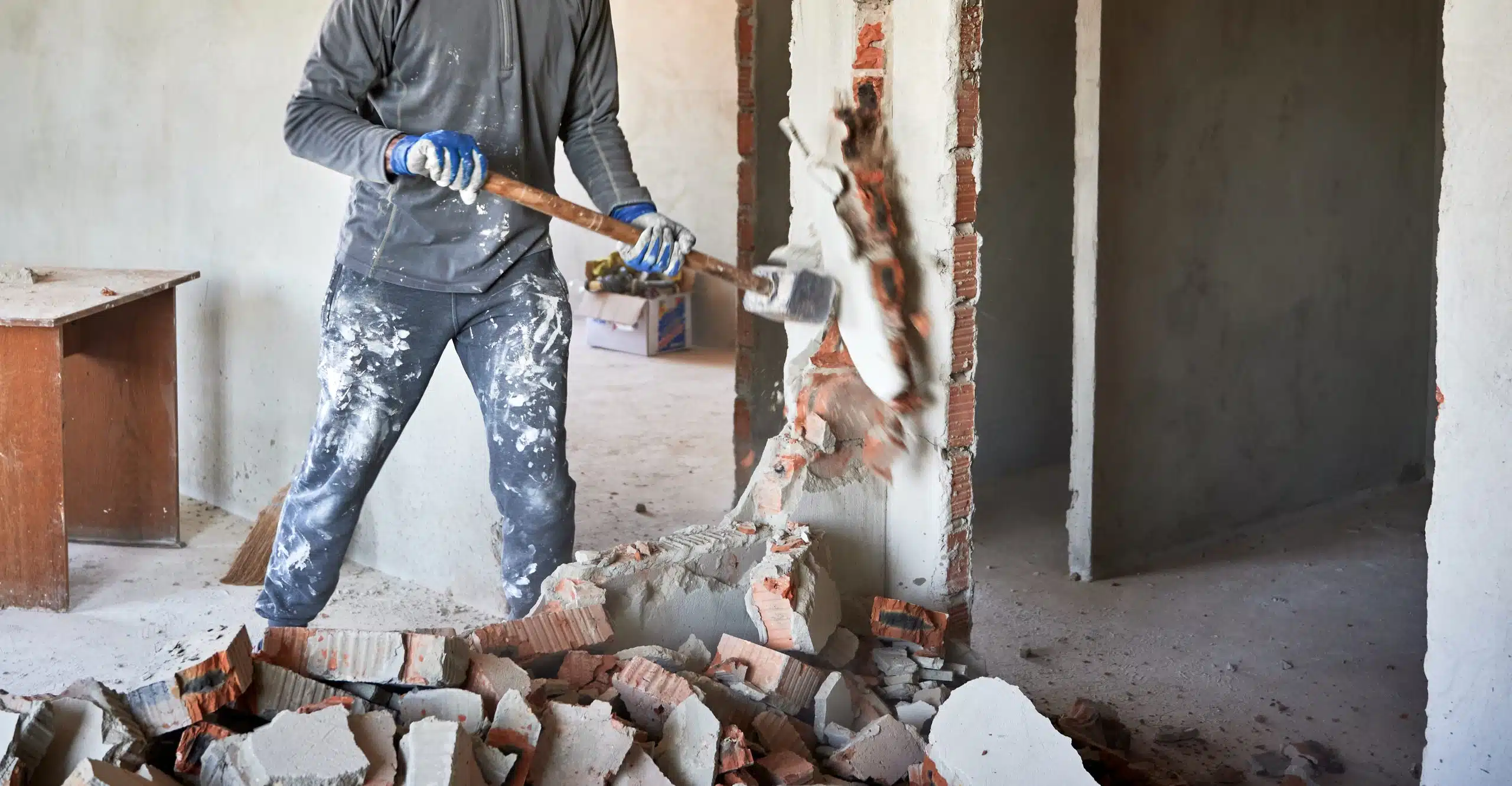 Un ouvrier découvre 400 000 € derrière un mur, mais sa chance tourne très rapidement