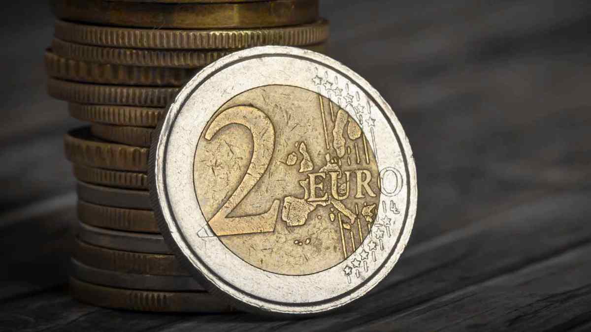 1404 pièces de 2 euros rares certaines valent plus de 3 000 € et vous en avez peut être une dans votre porte monnaie