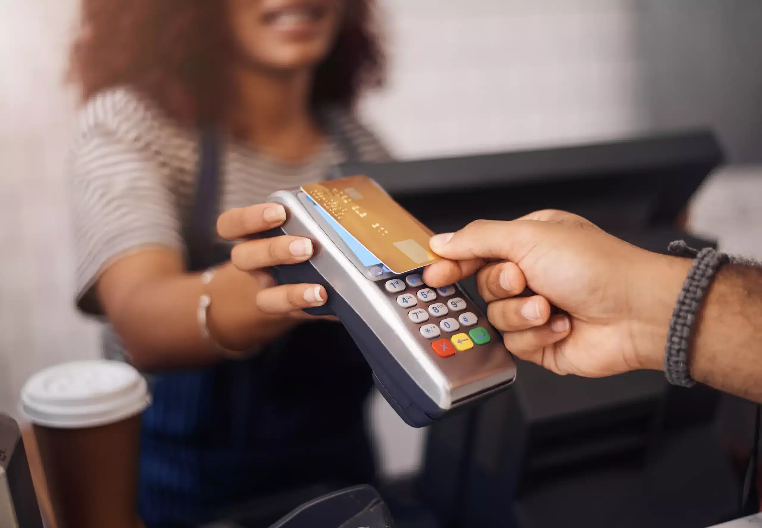 auchan, lidl, action... un changement sur les cartes bancaires va alourdir votre ticket de caisse à partir de cette date