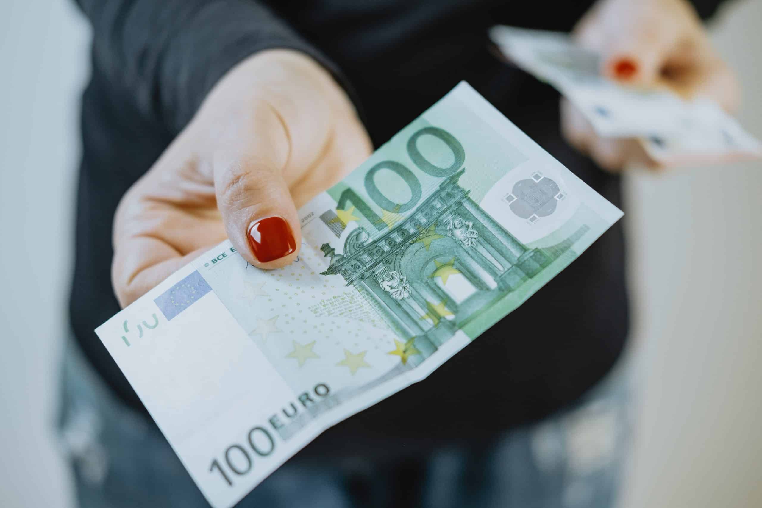 100 euro in women's hands and a wallet