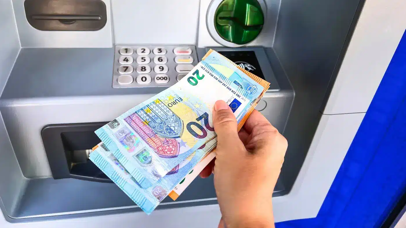 une banque française emblématique ferme ses portes à l'été 2025 des milliers de clients impactés