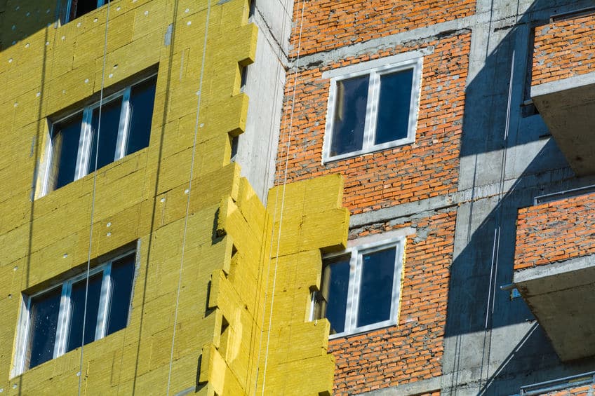 travaux sur les murs extérieurs d'isolation en laine de verre et de plâtre