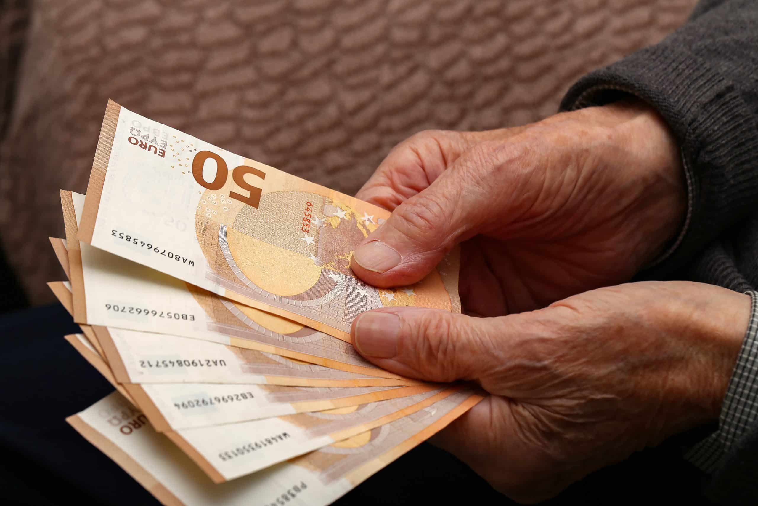 Grands-parents : c'est fini, les banques interdisent désormais de verser de l’argent sur le compte de vos petits-enfants, les comptes concernés