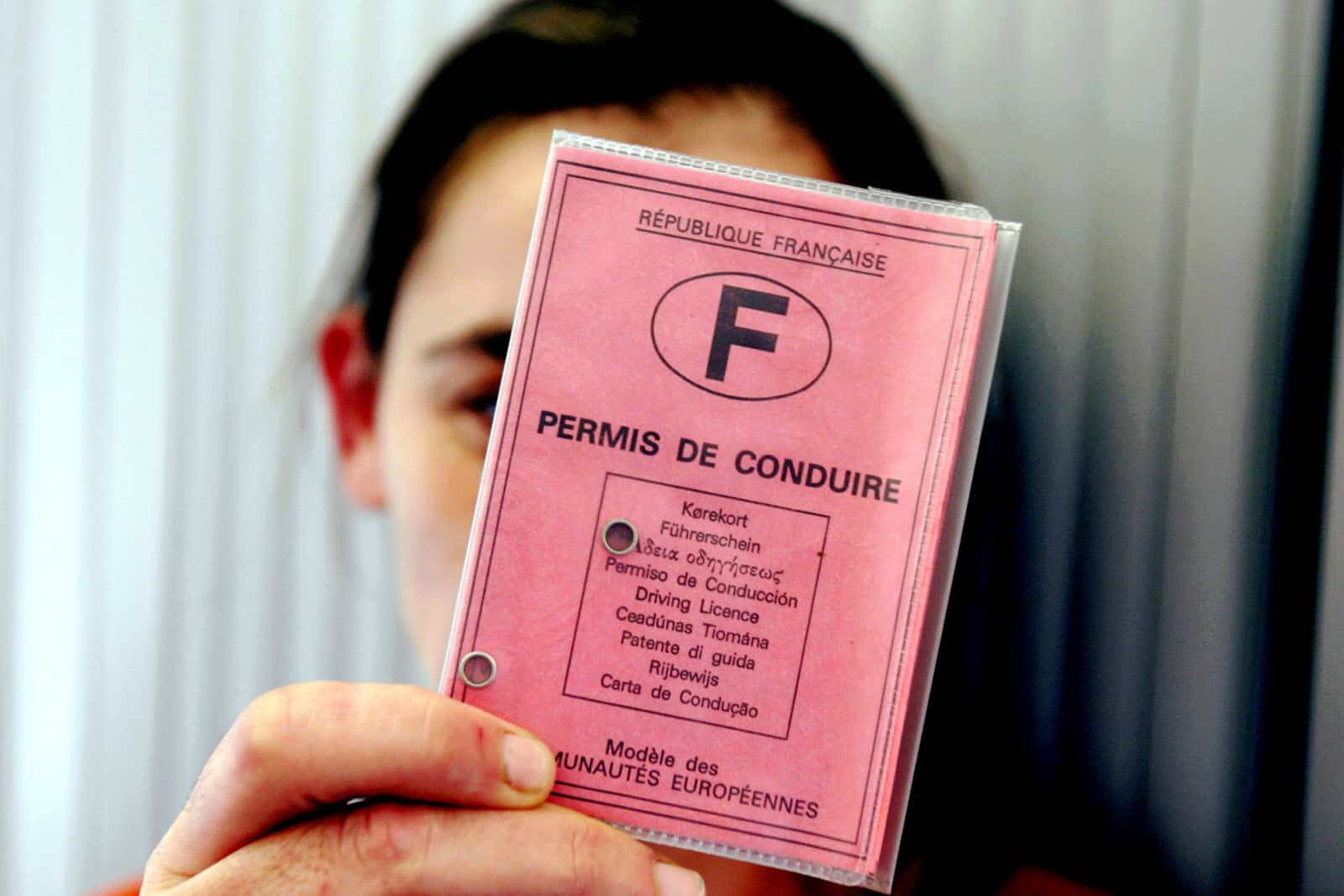 la nouvelle est tombé les plus de 70 ans seront désormais obligés de repasser un permis de conduire spécial à partir de cette date, le parlement européen a tranché