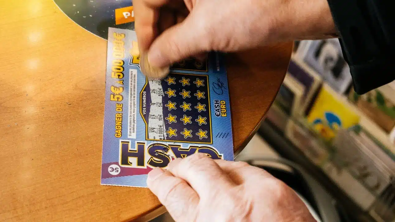 loto pas particulièrement chanceuse elle touche pourtant le jackpot et prend une décision radicale