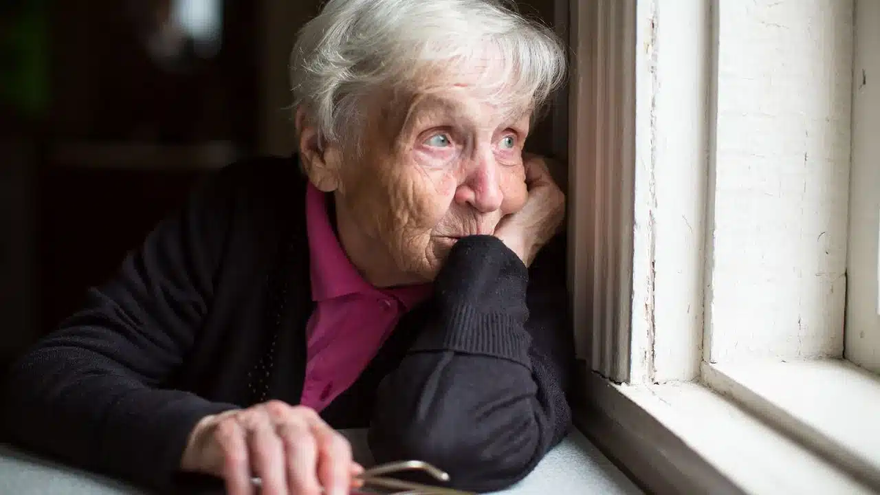 À 87 ans, ce couple de seniors avec une retraite de 1800 euros expulsé par sa fille adoptive « je veux rester dans ma maison »