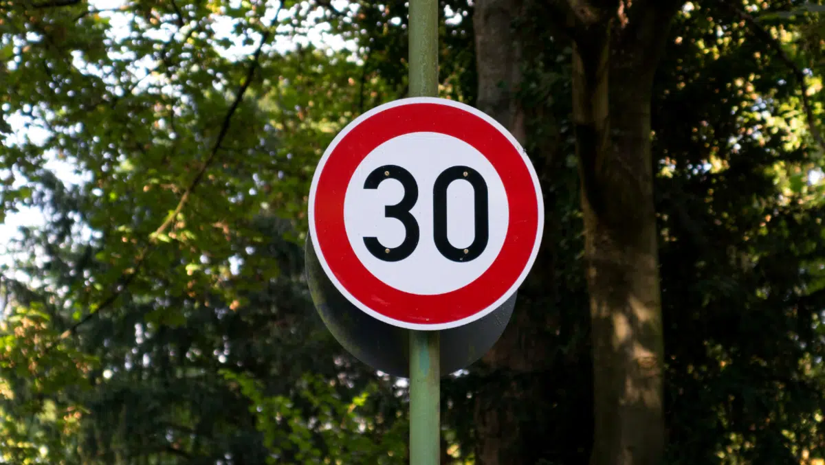 automobilistes c'est confirmé, la vitesse est désormais réduite de 20 kmh sur l'ensemble des routes à partir du 30 juin en petite couronne