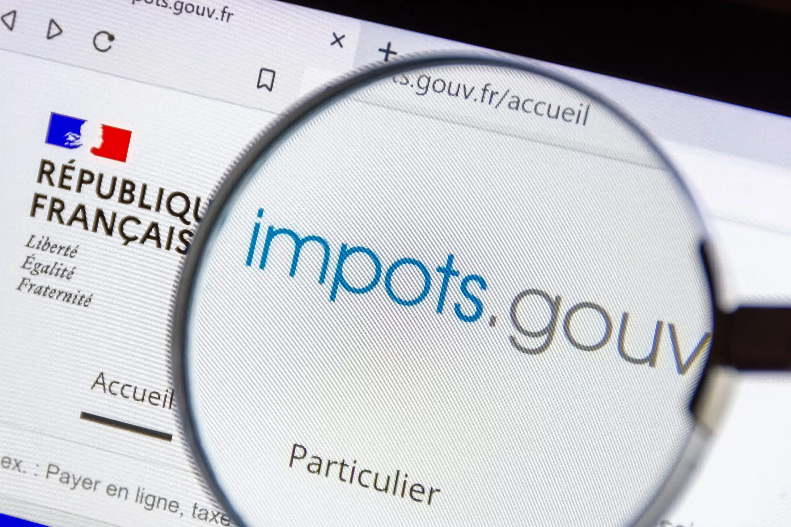 clamart, france, 8 avril 2022: détail du site internet gouvernemental français "impots.gouv.fr" permettant d'effectuer sa déclaration de revenus et de calculer ses impôts en ligne