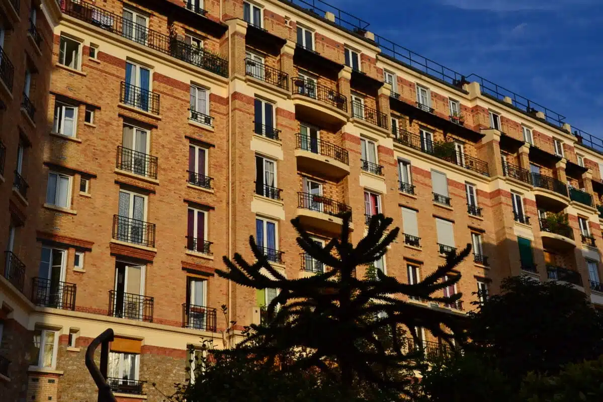 la nouvelle est tombée il n'est désormais plus possible d'accéder à un logement social au delà de cette somme en 2025