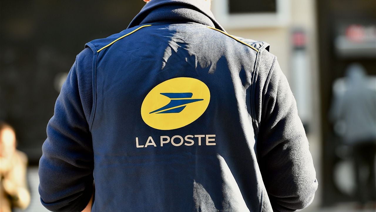 les facteurs en france en 2025 c'est fini la poste transforme ses postiers en agent de convivialité pour les séniors