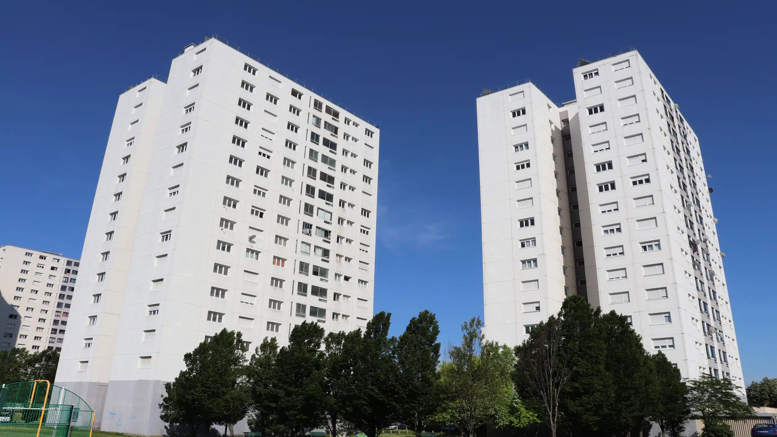 logements sociaux voici qui sont les français les plus riches qui occupent des hlm en france, selon l’insee