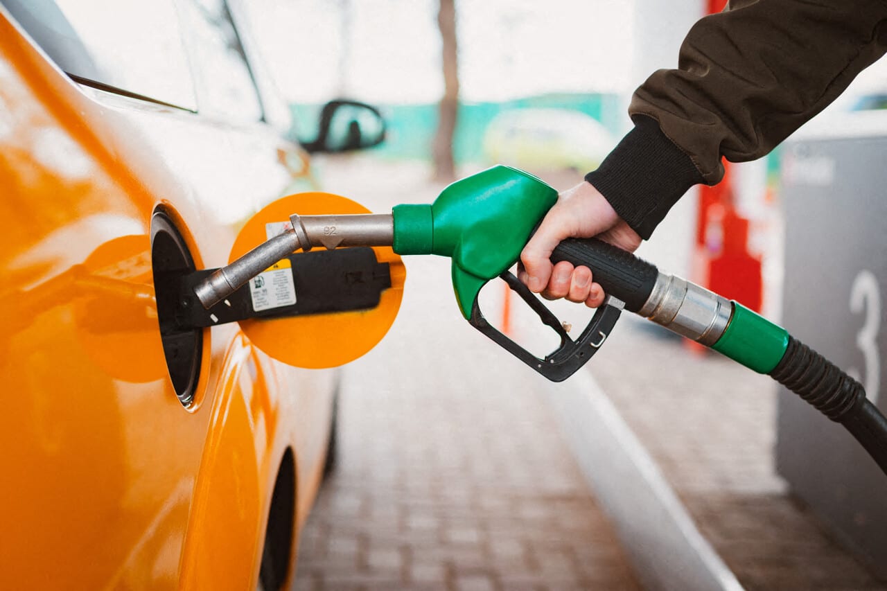 un nouveau carburant moins cher et écologique arrive dans les stations essence son fonctionnement particulier fait polémique
