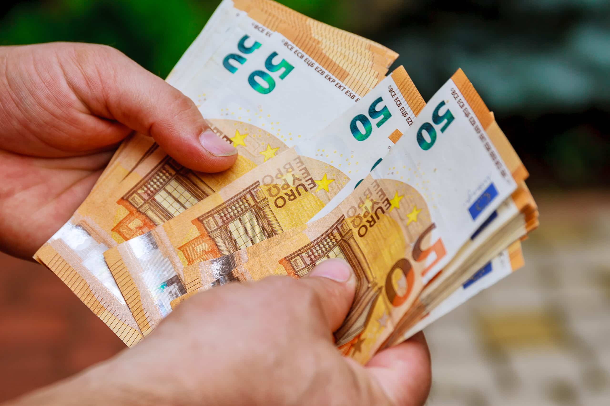 Une nouvelle loi prévoit un prélèvement pour l'Ukraine sur tous les comptes des Français à partir de cette date ? C'est faux