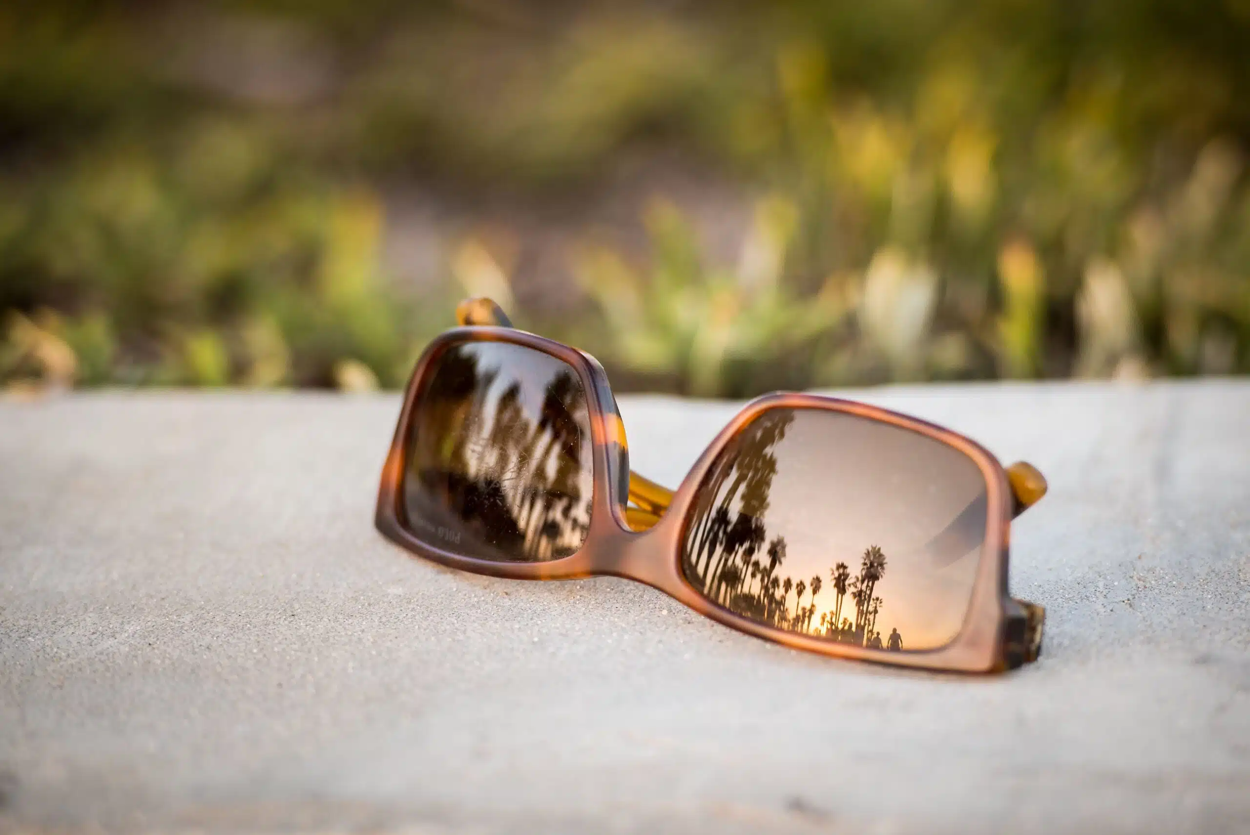Vacances : une lourde amende pour les Français qui se procurent ces lunettes de soleil "interdites" cet été