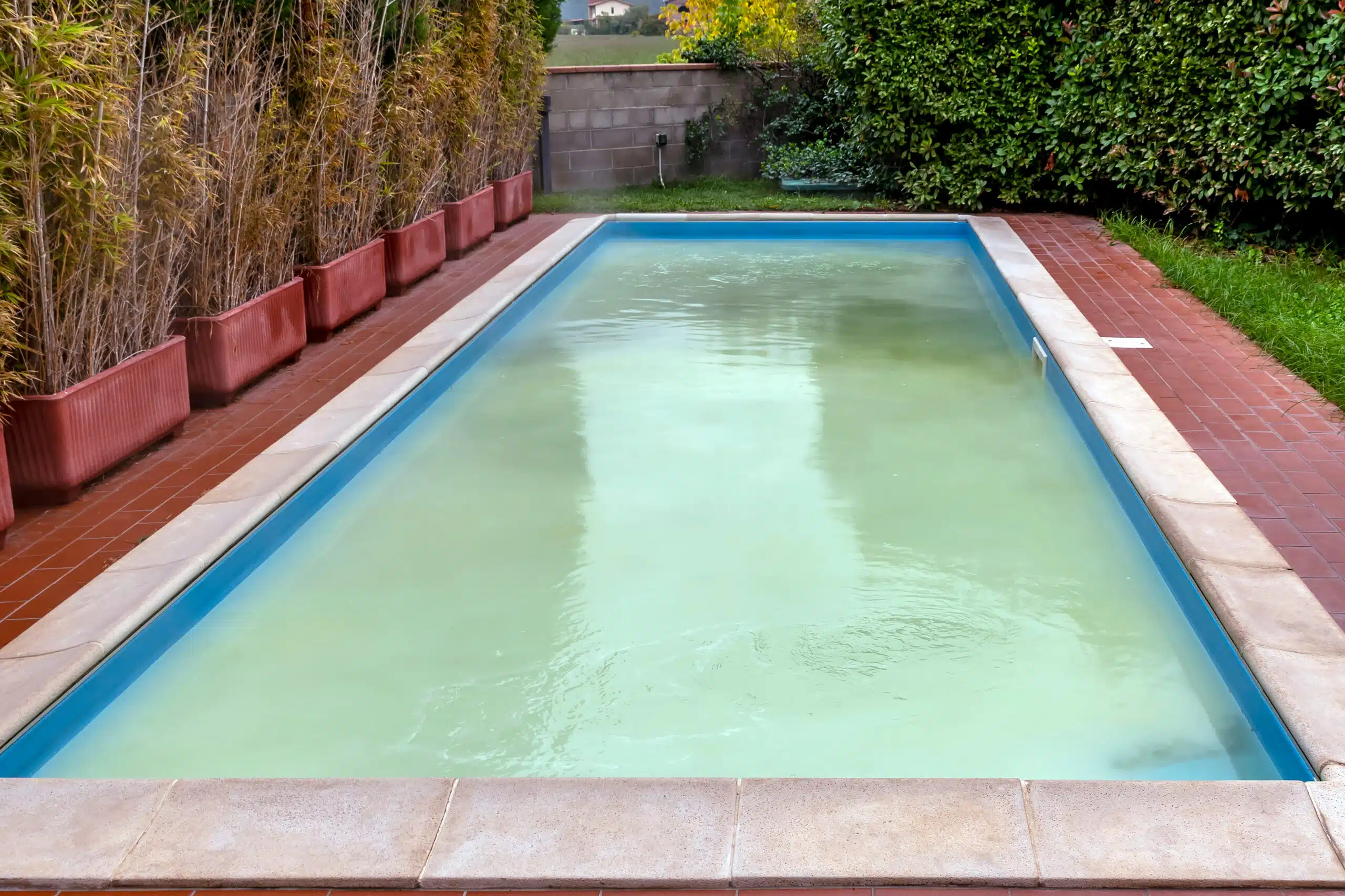 votre piscine est trouble ou pleine de résidus voici l’astuce méconnue mais hyper efficace pour garder l’eau propre tout l’été