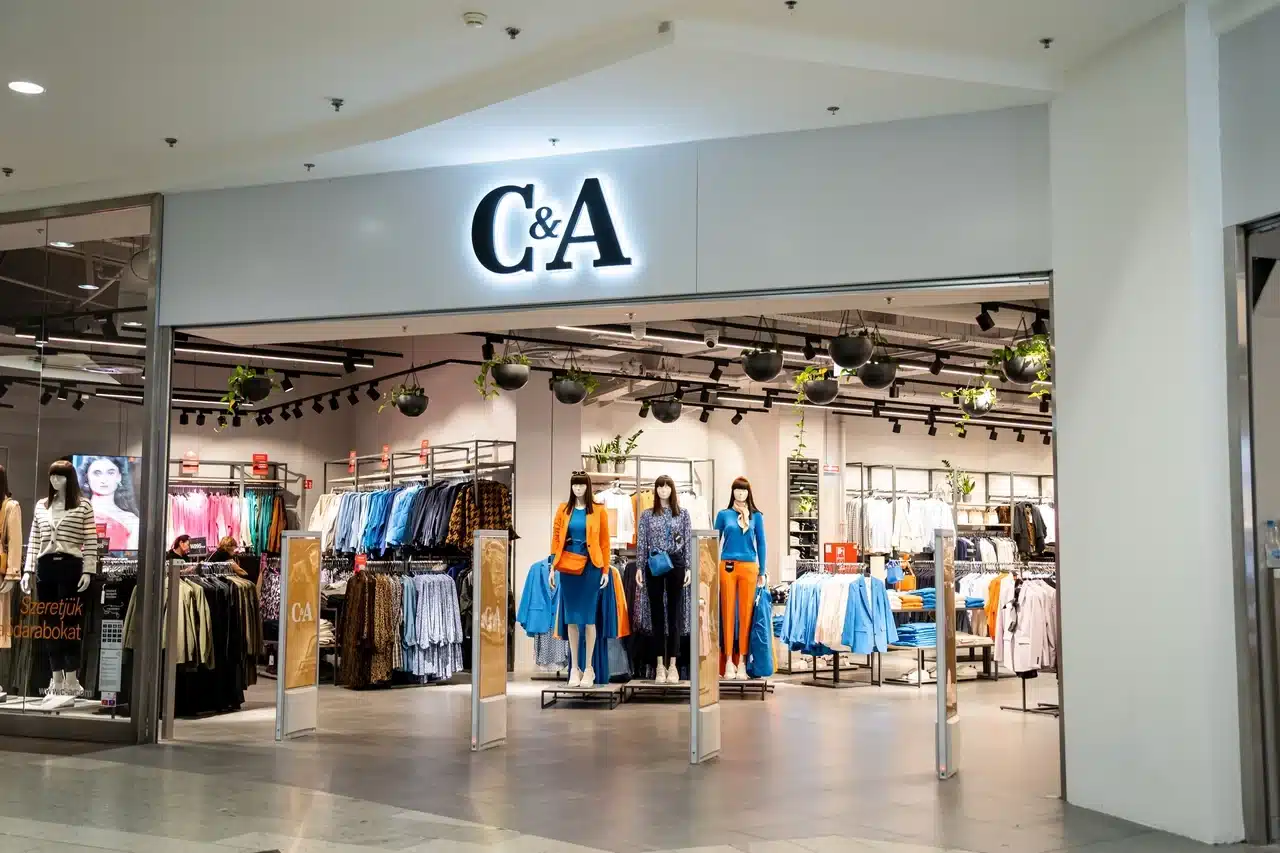 c'est fini pour cette célèbre enseigne de prêt à porter que l'on adorait tous voici les magasins qui vont fermer