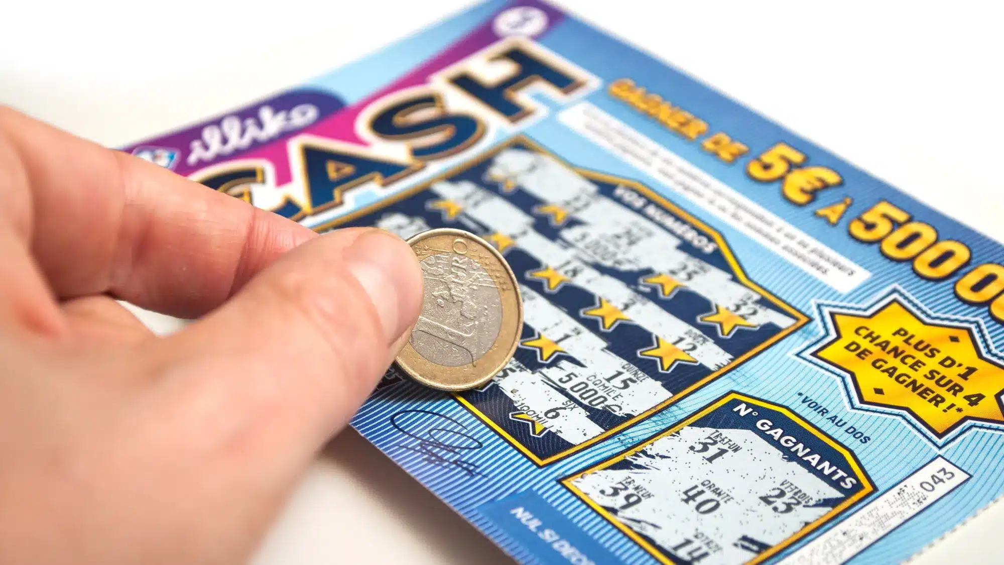 cette erreur toute bête vous fait perdre à chaque fois aux jeux à gratter (et personne ne vous le dit)