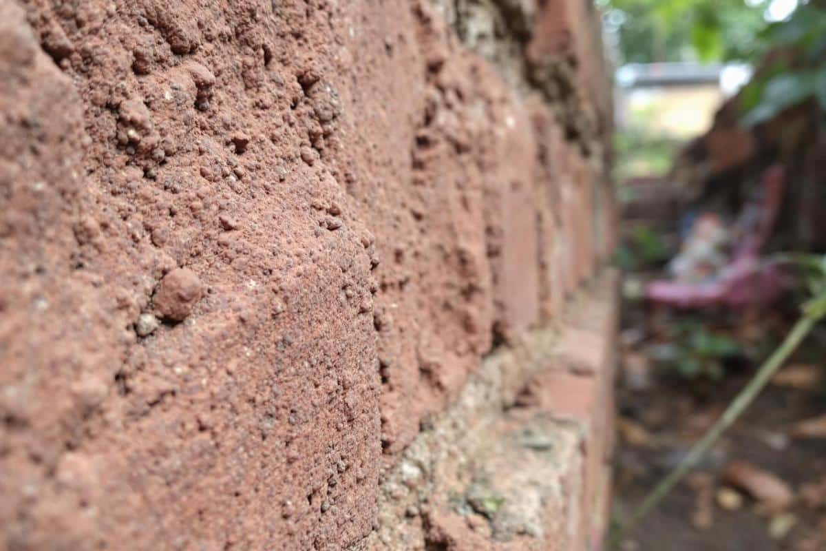 Brique en terre crue : avantages et inconvénients