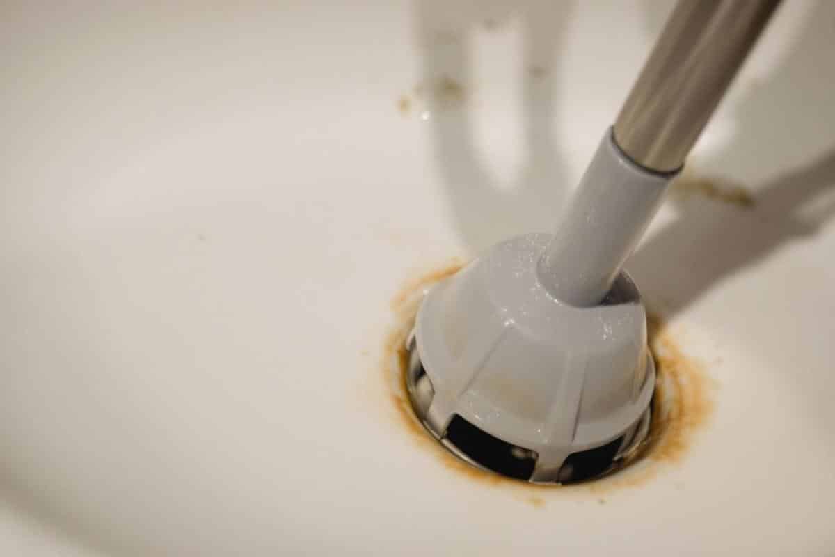 Comment déboucher une canalisation très bouchée ?