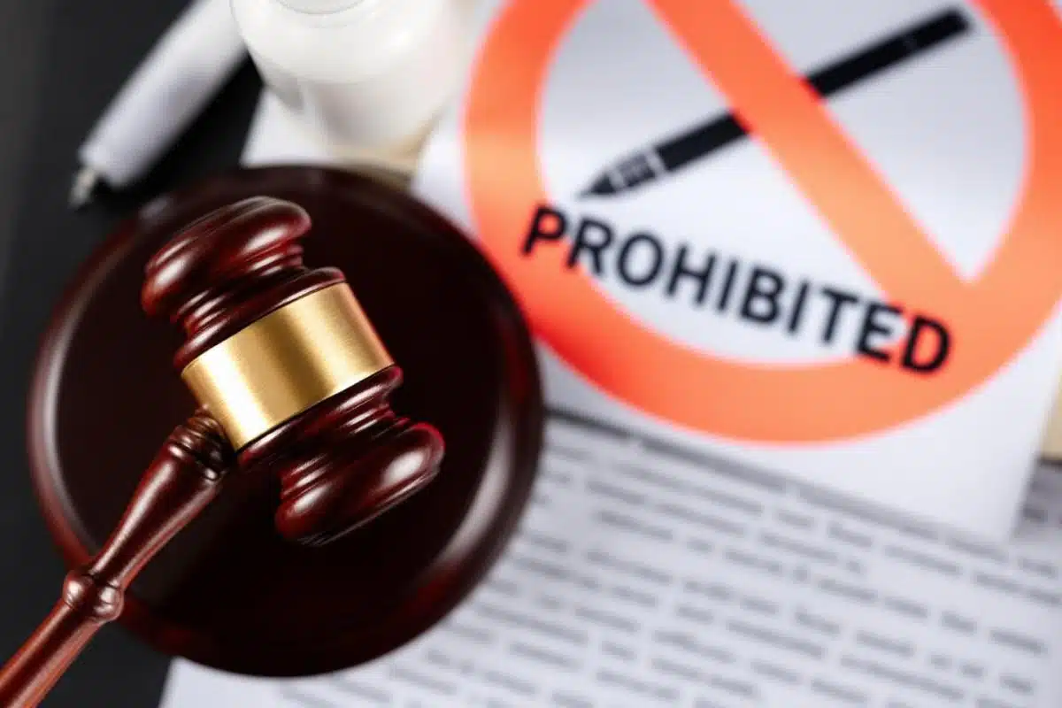 Vinaigre blanc désherbant interdit : ce que dit la loi