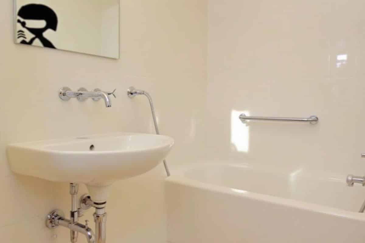 Combien de temps laisser agir l’acide chlorhydrique pour déboucher les canalisations ?