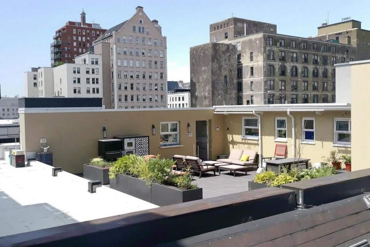 Toiture commune sans copropriété : droits et obligations