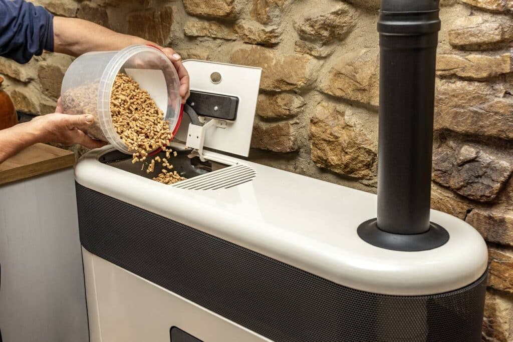 installation professionnelle d'un poêle à granulés avec conduit d'évacuation