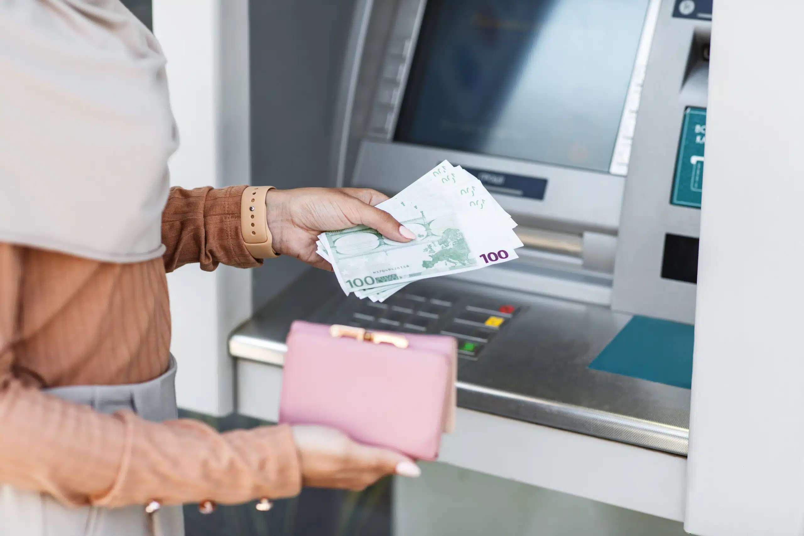 C'est confirmé : Ces 3 banques françaises mettent fin à leurs distributeurs de billets, voici par quoi les automates sont remplacés