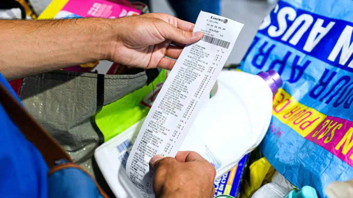 ils paient 12 centimes de courses au lieu de 948 euros voici le stratagème mis au point par la caissière d’un supermarché