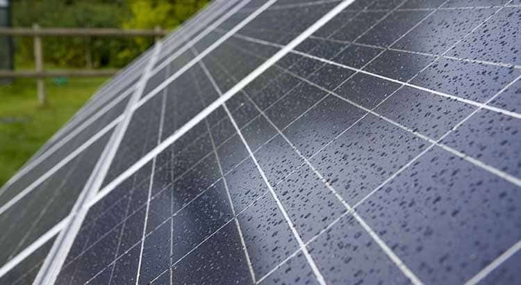 panneau solaire en bretagne avec de la pluie dessus