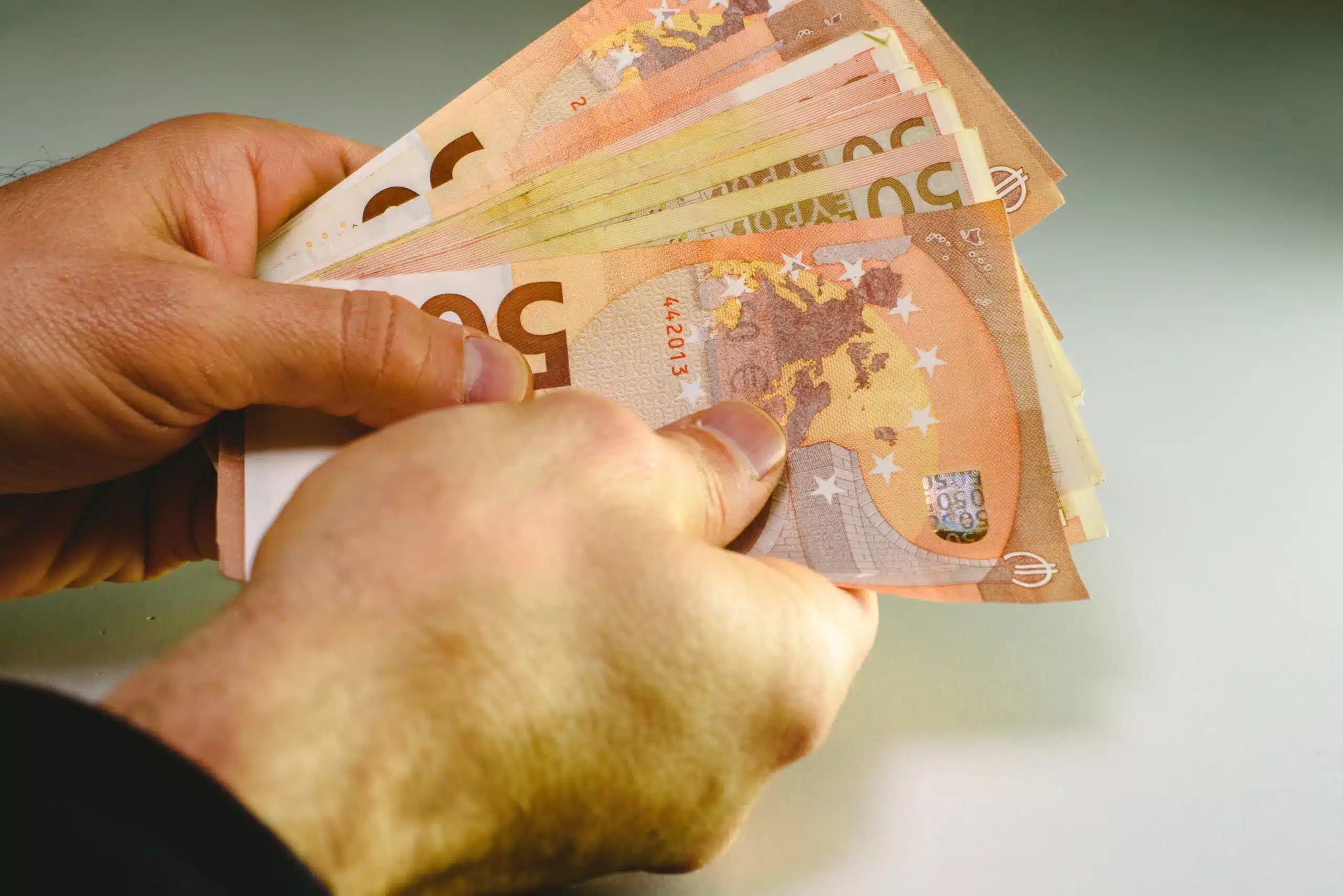 elle simule une leucémie et escroque des milliers de personnes grâce à cette technique plus de 80 000 euros se sont envolés