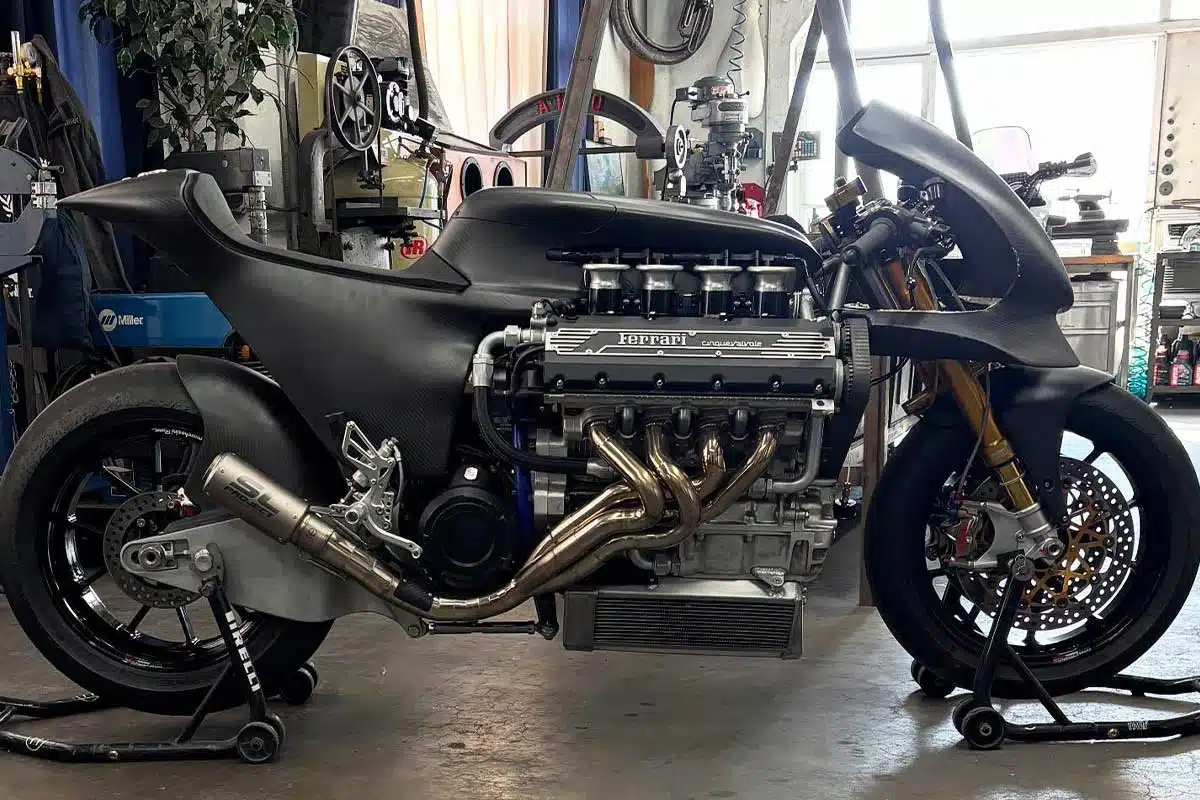 insolite il installe un moteur v8 ferrari de 3,5 litres sur une moto « hors normes »