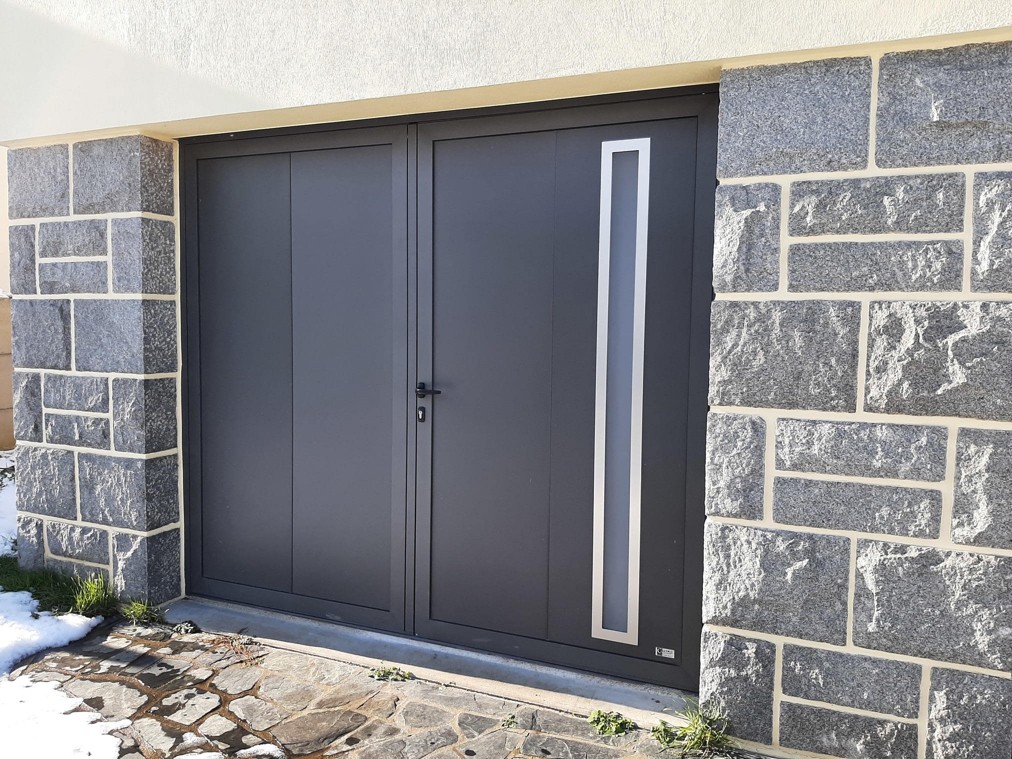 isolation, sécurité, entretien tout savoir sur la porte battante de garage