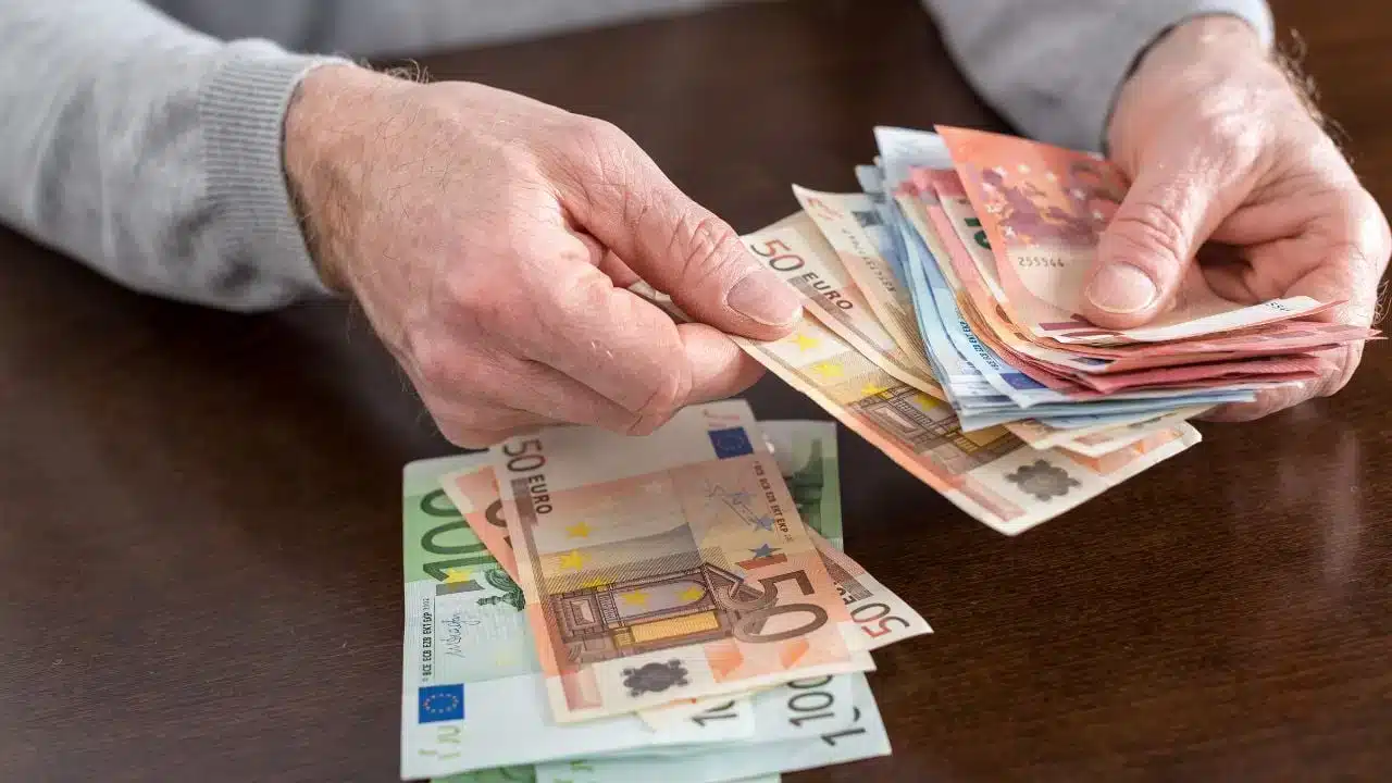je vis en france mais j’ai travaillé en suisse toute ma vie, voici combien je touche de retraite aujourd’hui