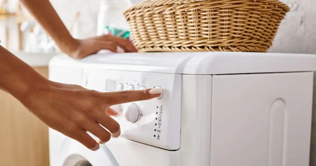 j’utilise ce bouton méconnu de la machine à laver pour sécher le linge plus vite en hiver, c'est super efficace