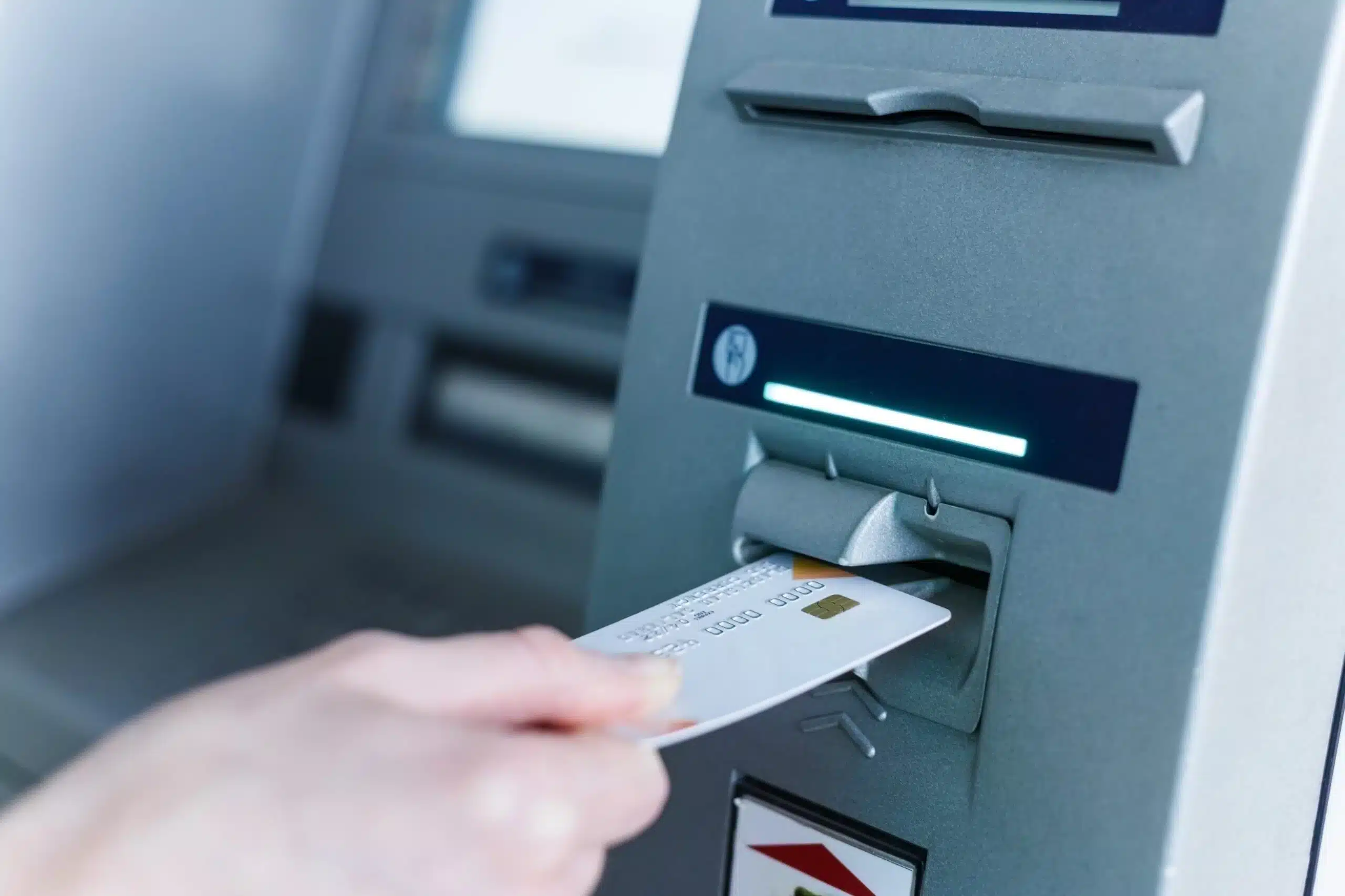 les experts recommandent d’ajouter un autocollant sur votre carte bancaire, une astuce redoutable