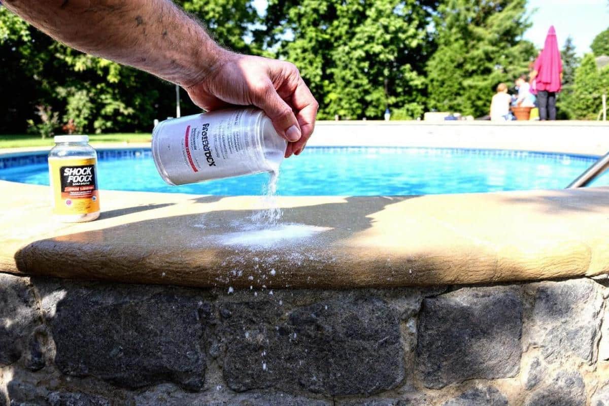 Chlore choc dans une piscine : quel dosage par par m3 ?
