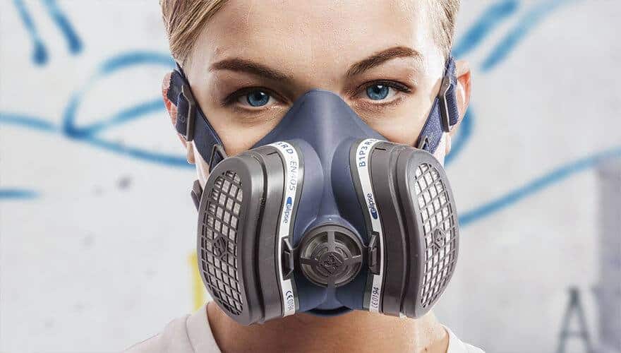 peindre à la bombe de peinture avec le masque adapté