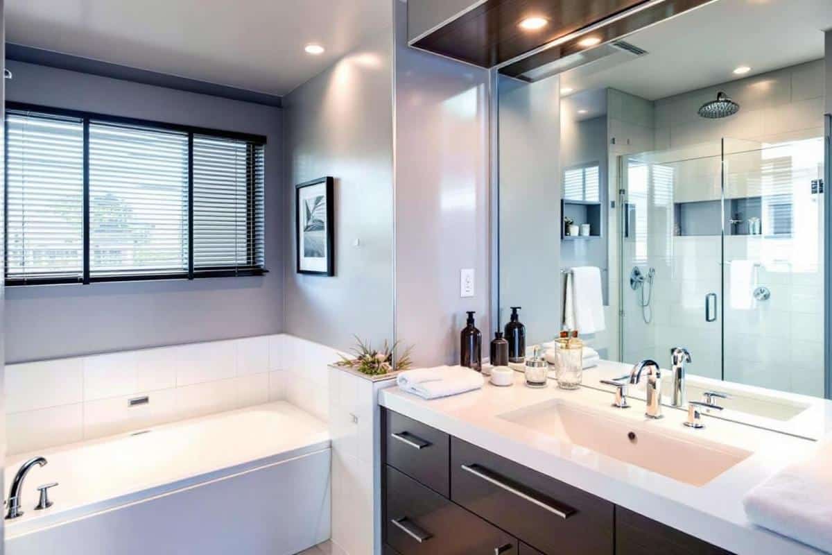 Comment agrandir une douche sans changer le bac ?