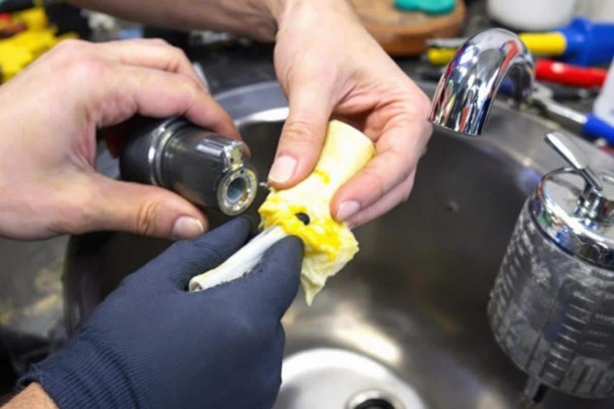 Comment boucher un trou de robinet autoperceur ?