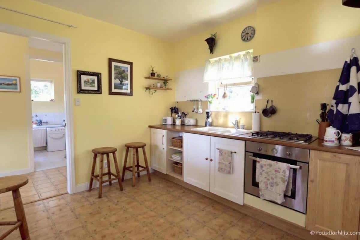 De quelle couleur peindre des chaises en bois ?