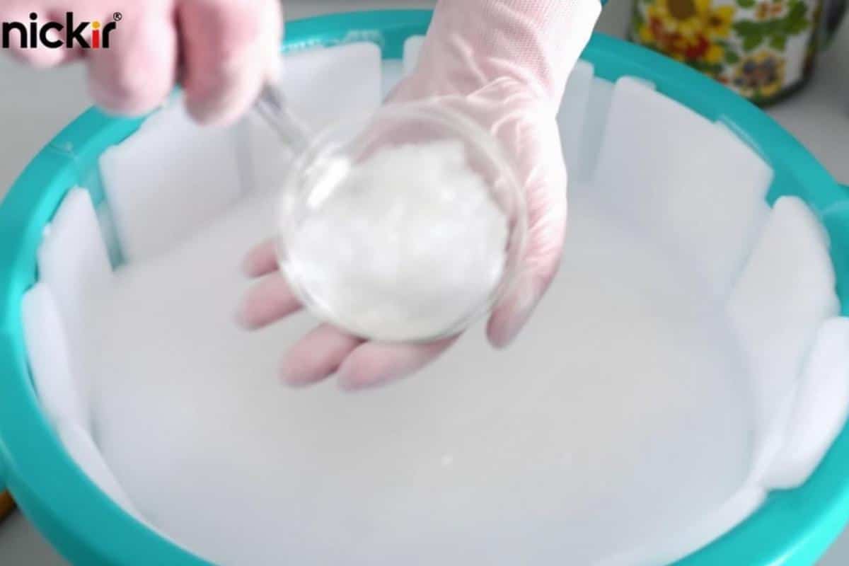 Comment nettoyer une cuvette de WC très entartrée ?