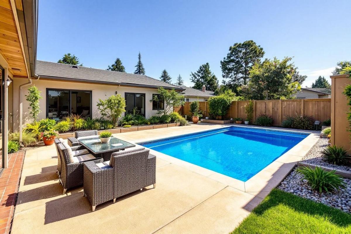 Piscine à 1 m de la maison : Que dit la loi ?