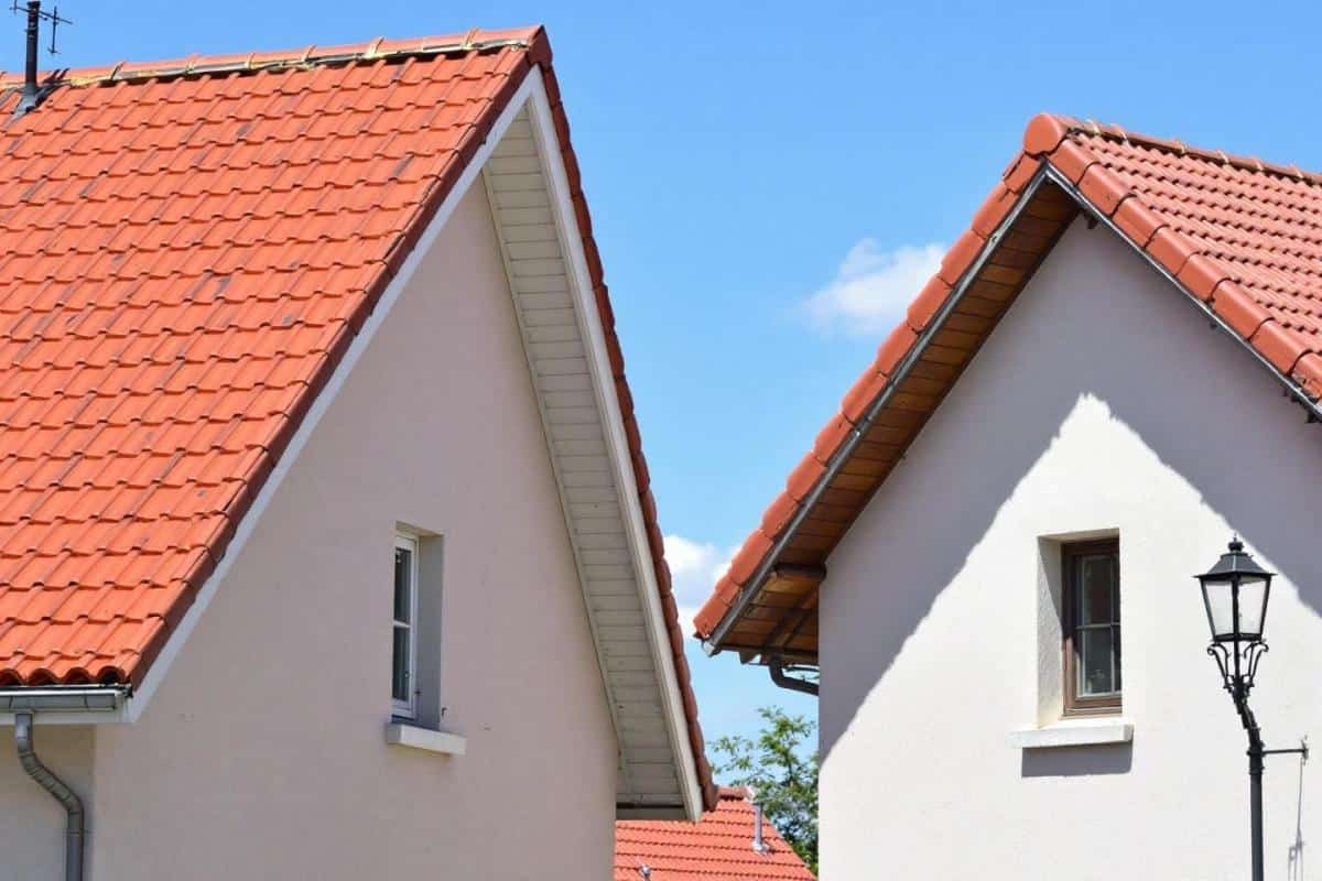 Toiture commune sans copropriété : les droits et obligations