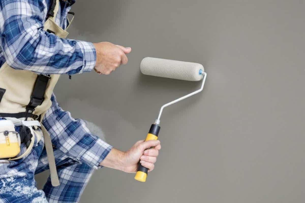 Comment enduire un mur en parpaing au rouleau ?