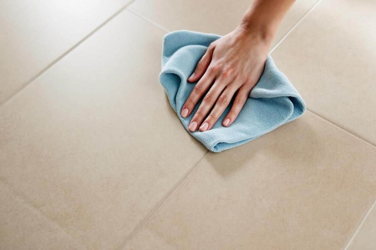 Comment enlever des taches d’acide sur du carrelage ?