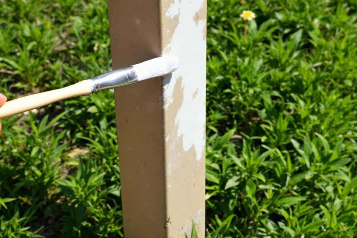 Comment peindre un poteau en béton extérieur ?